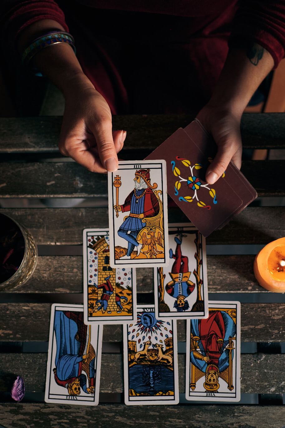 tarot-cards-wooden-table-tarotina Tarot Cards on the Wooden Table top view